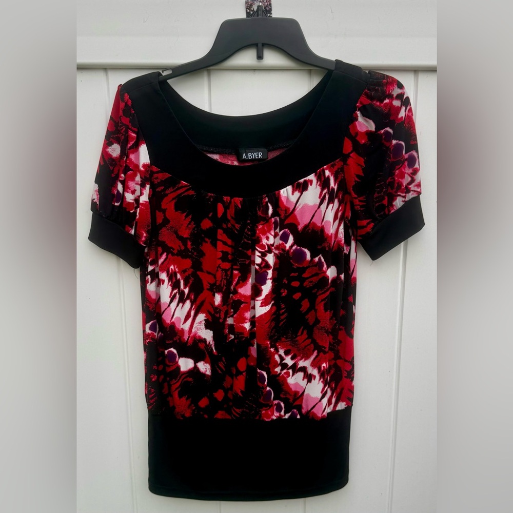 A.Byer Red And Black Floral Print Short Sleeve Blouse. Size Medium.  NWOT.